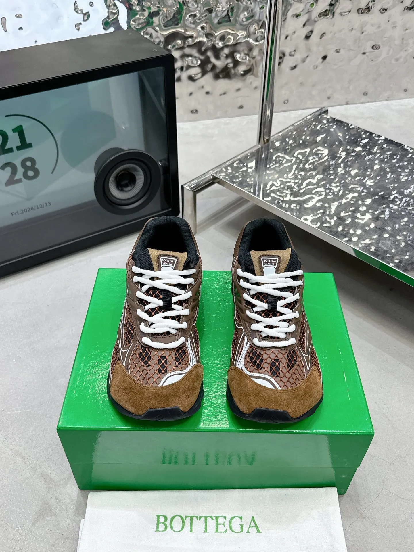 👟👟Ex-factory price 560👟👟 Men ➕20 💰𝐁𝐨𝐭𝐭𝐞𝐠𝐚 𝐕𝐞𝐧𝐞𝐭𝐚 Bodie Home Couple Style 👫BV Sports Shoes Wang Yibo Same Style Casual shoes for couples and dad shoes! Runner sneakers! Original purchase and development! Made of original lightweight technical mesh fabric, the same as the original version! The process is complicated! Paired with a geometric pattern designed rubber outsole, the higher version of the Wang Zha series is actually much taller, but the legs still look slim. Very nice. Durable and durable to play with, standard and version-matching shoe-packing technology. Look for high-end versions. The original outsole is exclusively molded, and the color-blocked TPU outsole is used. The material and weight are the same as the original! Size: Women’s size 35-41 (40 and 41 customized, non-refundable) Men’s size 39-45 (45 customized, non-refundable)